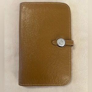 💚 Tan Leather GM Wallet Silver Hardware With A Pouch Zip
Wallet🩷